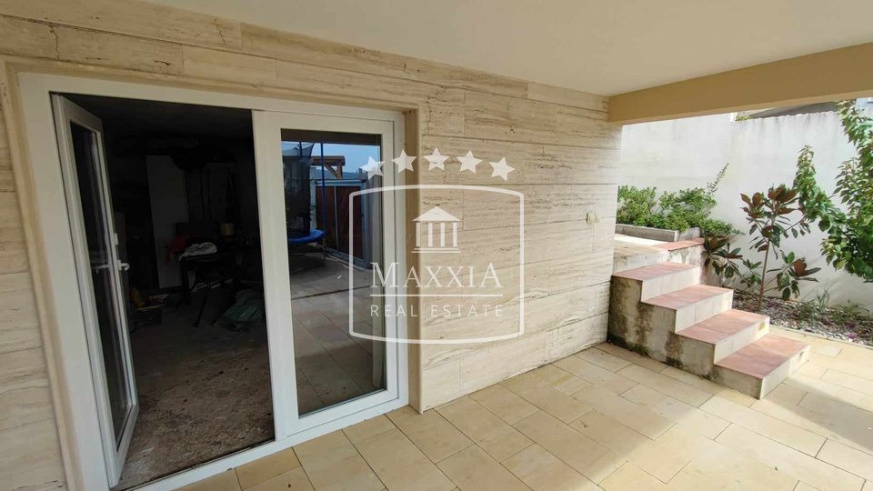 Posedarje - vila s 2 apartmana s bazenom i okućnicom! 430000€