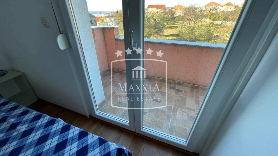 Maslenica - kuća 4 +1 apartmana, velika parcela! Pogled more!!  620000€