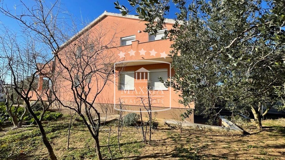 Maslenica - kuća 4 +1 apartmana, velika parcela! Pogled more!!  620000€