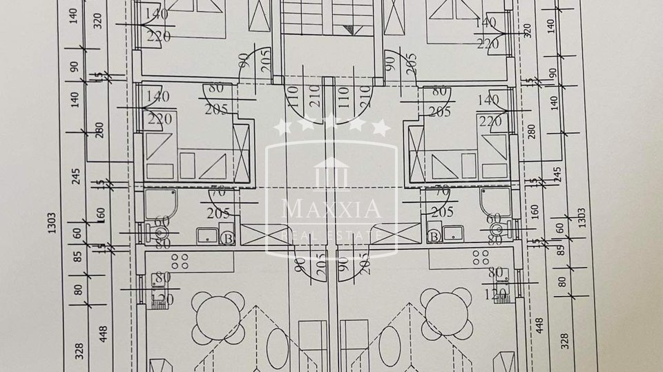 Maslenica - kuća 4 +1 apartmana, velika parcela! Pogled more!!  620000€