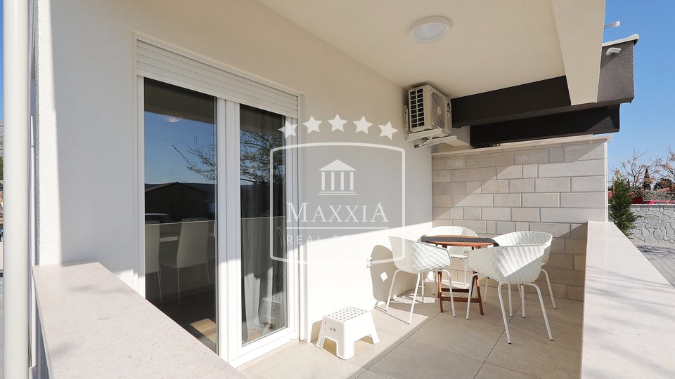 Seline - luksuzna moderna vila s bazenom 477m2! 4 apartmana! 830000€