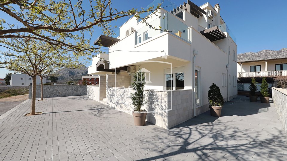 Seline - luksuzna moderna vila s bazenom 477m2! 4 apartmana! 830000€