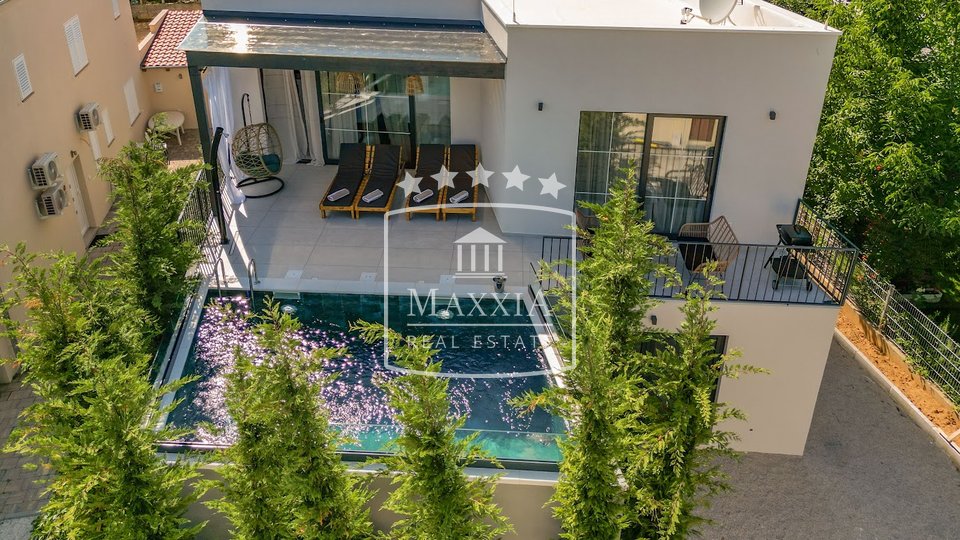 Pridraga - Moderna villa s bazenom par metara od plaže! 570.000€