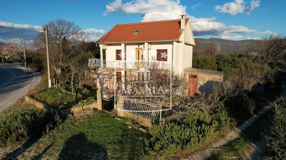 Pridraga - kuća 158m2 s dva stana i velikim dvorištem! 199000€