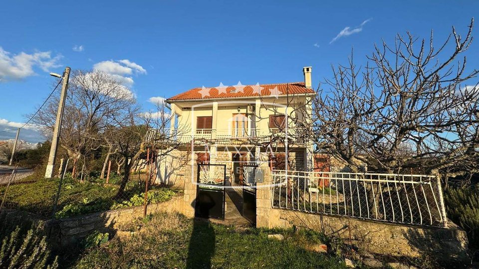 Pridraga - kuća 158m2 s dva stana i velikim dvorištem! 199000€