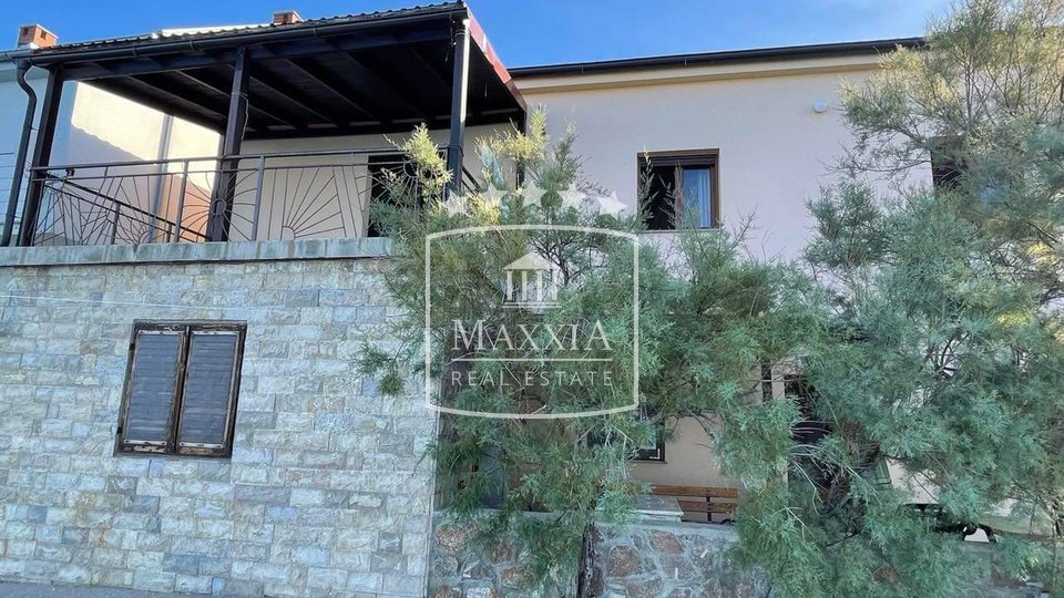 Starigrad area - Dalmatian style house of 227 m2, first row to the sea! 495000€