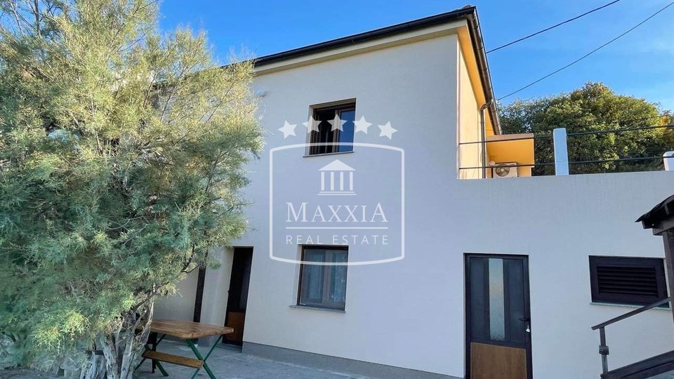 Starigrad okolica - kuća dalmatinskog stila gradnje 227 m2, prvi red do mora! 495000€