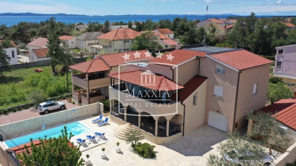 Privlaka - komforna vila 498m2 s bazenom! Pogled na more! 990000€