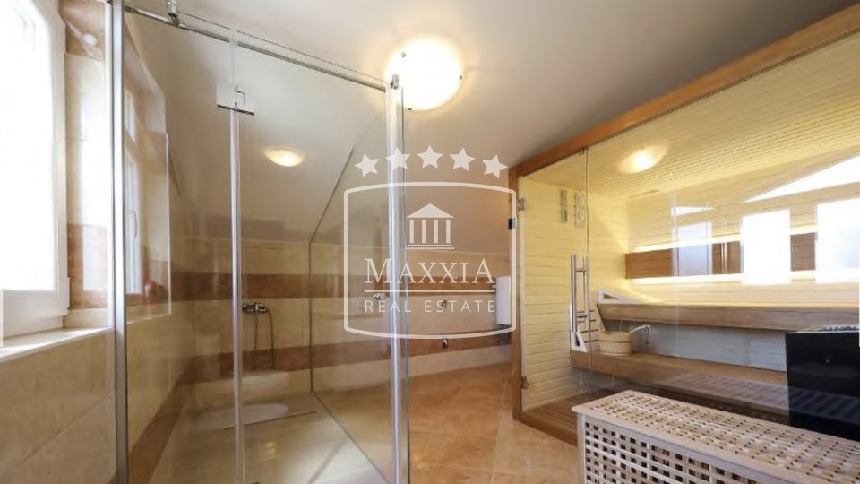 Privlaka - komforna vila 498m2 s bazenom! Pogled na more! 990000€