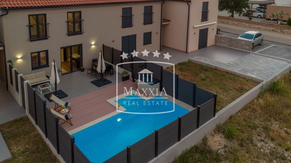 Zaton - dvoetažni stan sa privatnim bazenom! 383000€