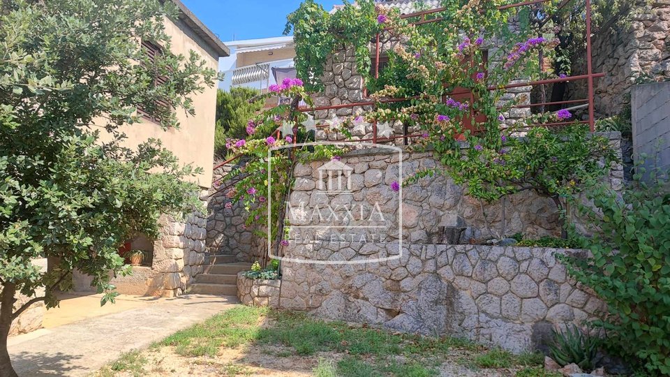 Starigrad - zweistöckiges Haus, großer Garten, 150m vom Meer entfernt! 350.000 €