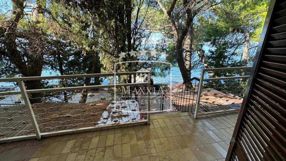 Tribanj - kuća sa 2 apartmana PRVI RED DO MORA! 499000€