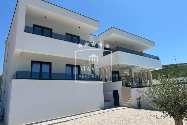 Rovanjska - modern villa 268m2 with pool! Open sea view! €1,350,000