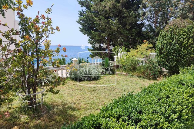 Starigrad - very high-quality building a few meters away from the sea and beach! €620,000