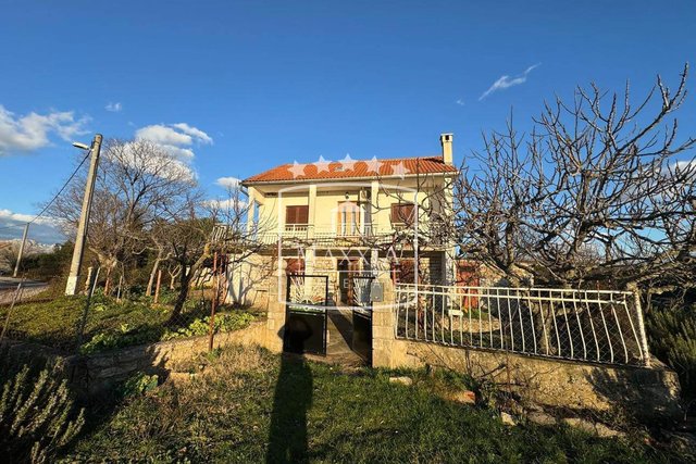 Pridraga - kuća 158m2 s dva stana i velikim dvorištem! 199000€