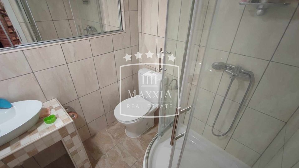 Petrčane - 3.5 room apartment with a large yard, jacuzzi! €280,000