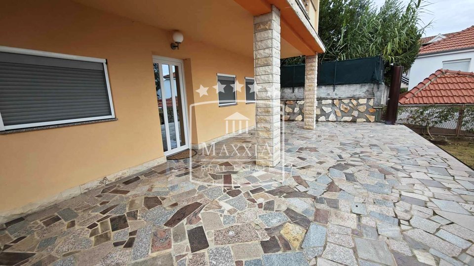 Maslenica – zweistöckiges Haus, Garage, 130m vom Meer entfernt! 295.000 €