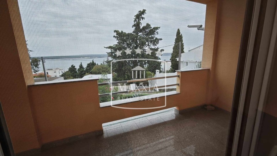 Maslenica – zweistöckiges Haus, Garage, 130m vom Meer entfernt! 295.000 €