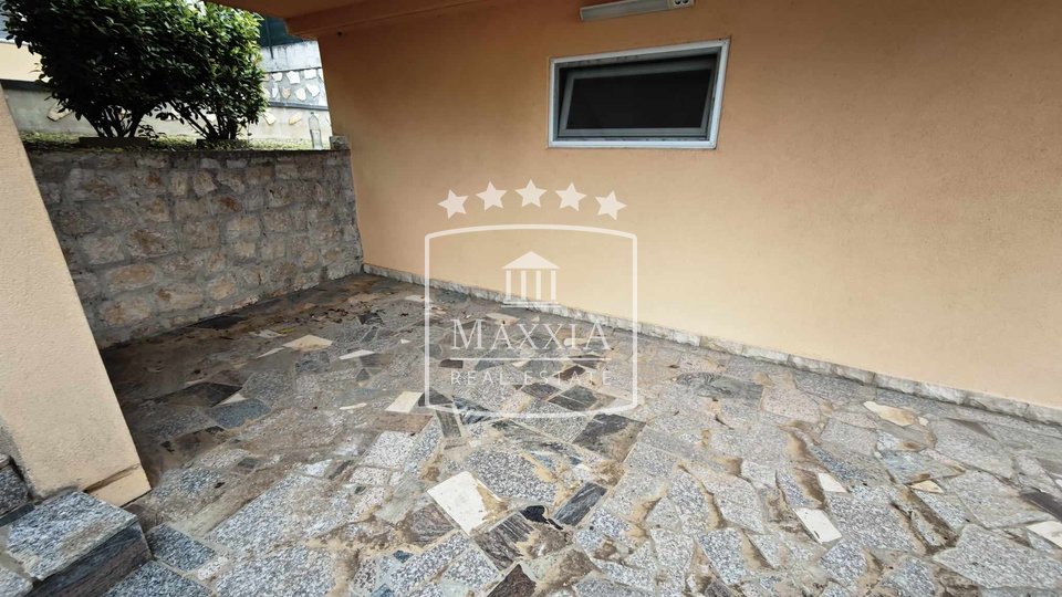 Maslenica – zweistöckiges Haus, Garage, 130m vom Meer entfernt! 295.000 €