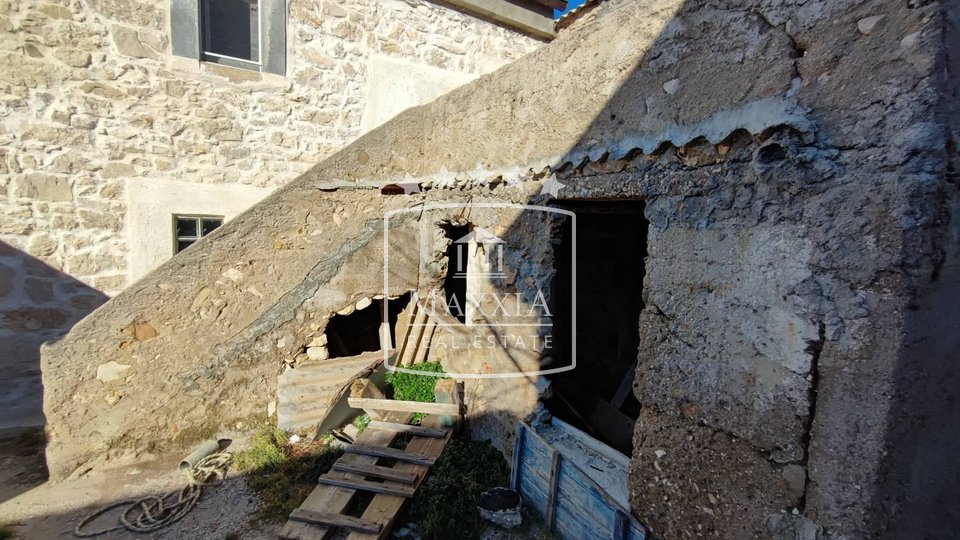 Ražanac - old stone house of 134 m2, 50m away from the sea, city centar! 119000€