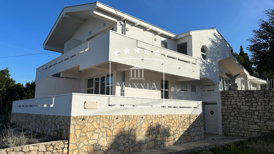 Ugljan - villa 5 apartmana na 2157m2 terenu! Pogled more!!