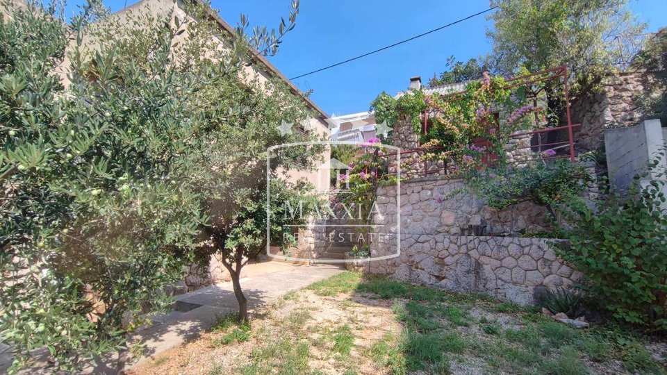 Starigrad - zweistöckiges Haus, großer Garten, 150m vom Meer entfernt! 350.000 €