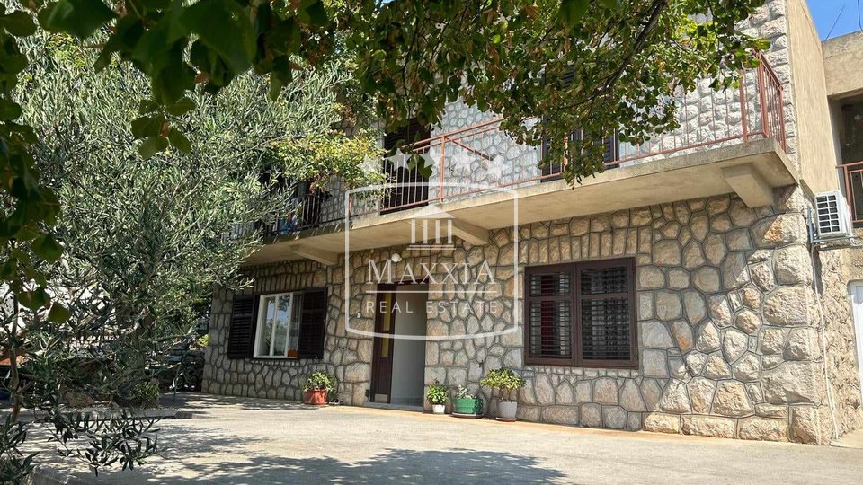 Starigrad - zweistöckiges Haus, großer Garten, 150m vom Meer entfernt! 350.000 €