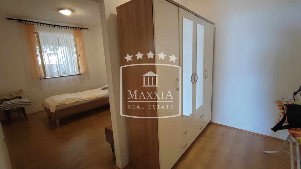 Starigrad - kuća katnica veliki vrt 150m od mora! 350000€