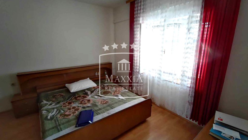 Starigrad - kuća katnica veliki vrt 150m od mora! 350000€