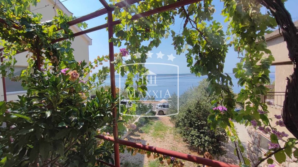 Starigrad - zweistöckiges Haus, großer Garten, 150m vom Meer entfernt! 350.000 €