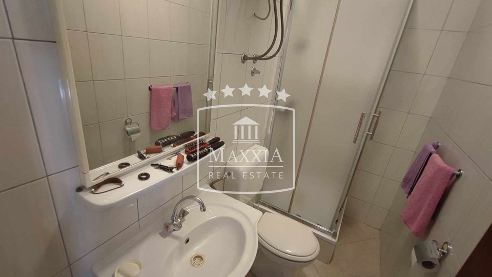 Starigrad - kuća katnica veliki vrt 150m od mora! 350000€