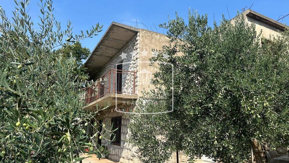 Starigrad - zweistöckiges Haus, großer Garten, 150m vom Meer entfernt! 350.000 €