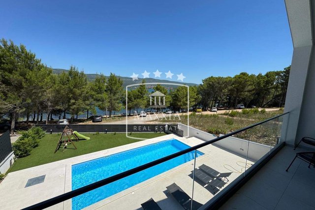 Pridraga - dominante Villa 232m2, erste Reihe zum Meer!! 980.000 €