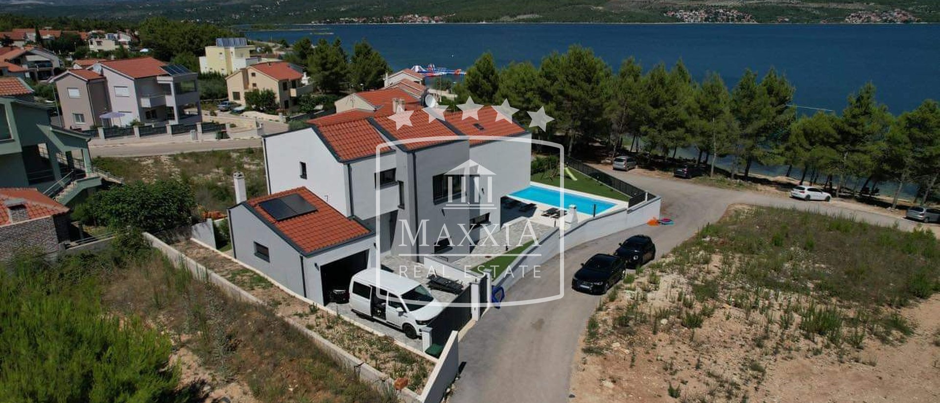 Pridraga - dominantna villa 232m2 prvi red do mora!! 980000€